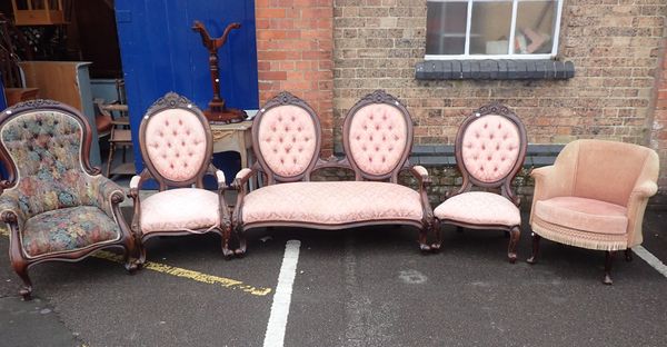 A VICTORIAN STYLE THREE-PIECE PARLOUR SUITE