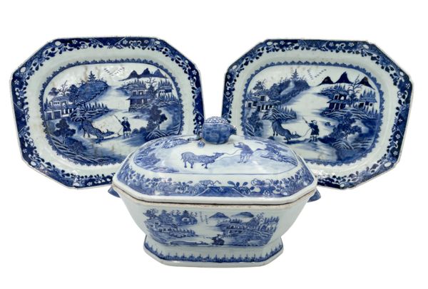 A CHINESE EXPORT BLUE AND WHITE TUREEN AND COVER