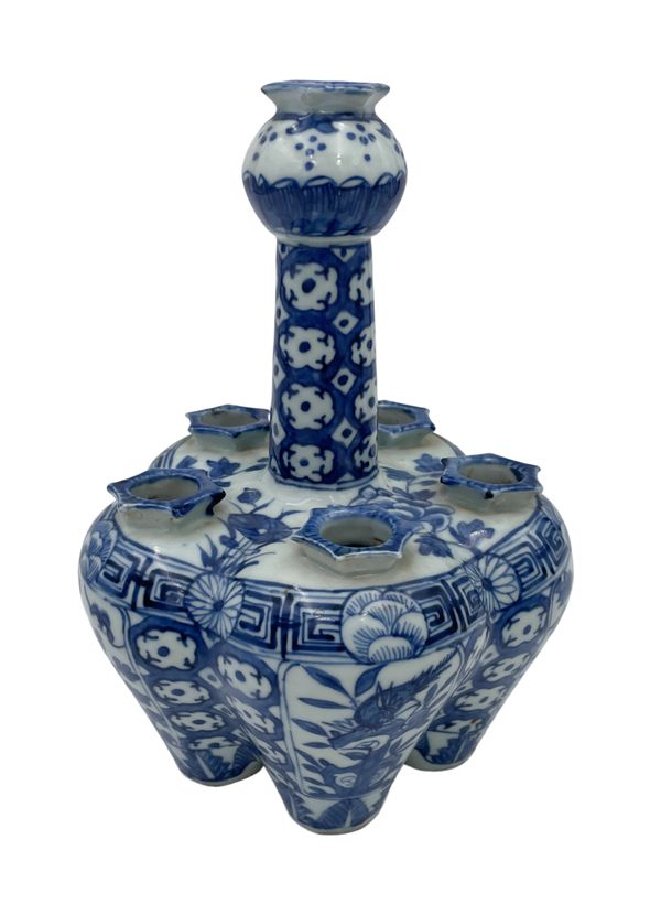 A CHINESE BLUE AND WHITE 'CROCUS' VASE