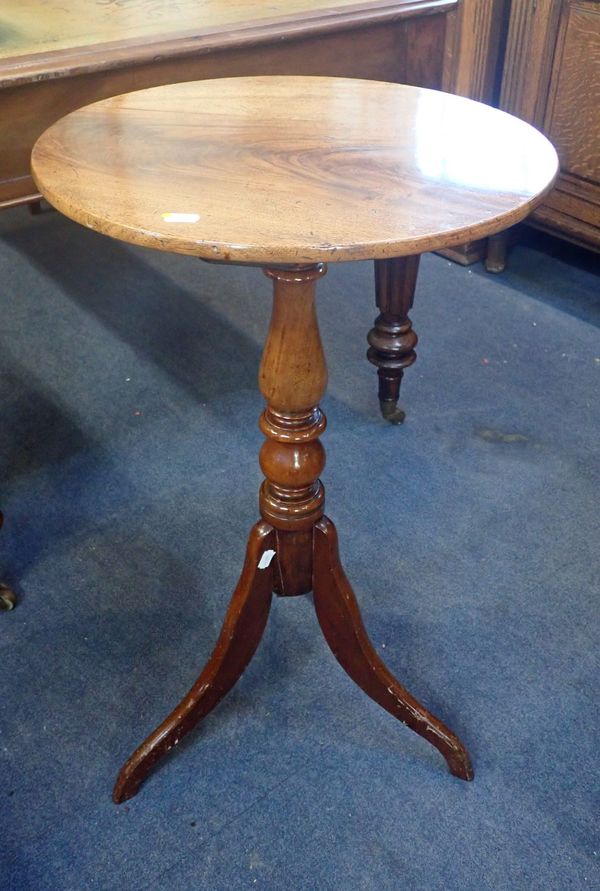 A GEORGE III MAHOGANY CIRCULAR TRIPOD TABLE