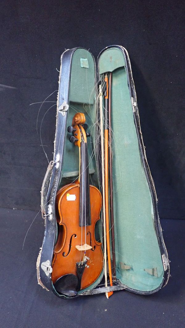 A QUARTER-SIZED VIOLIN (CHINESE)