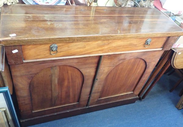 AN EARLY VICTORIAN MAHOGANY CHIFFONIER