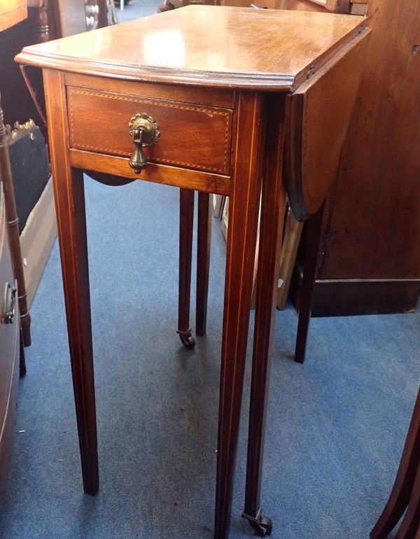 AN EDWARDIAN MAHOGANY OVAL DROP-LEAF TABLE