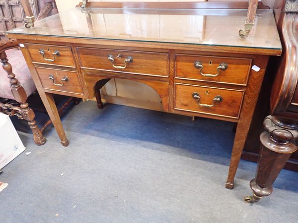 AN EDWARDIAN MAHOGANY DRESSING TABLE