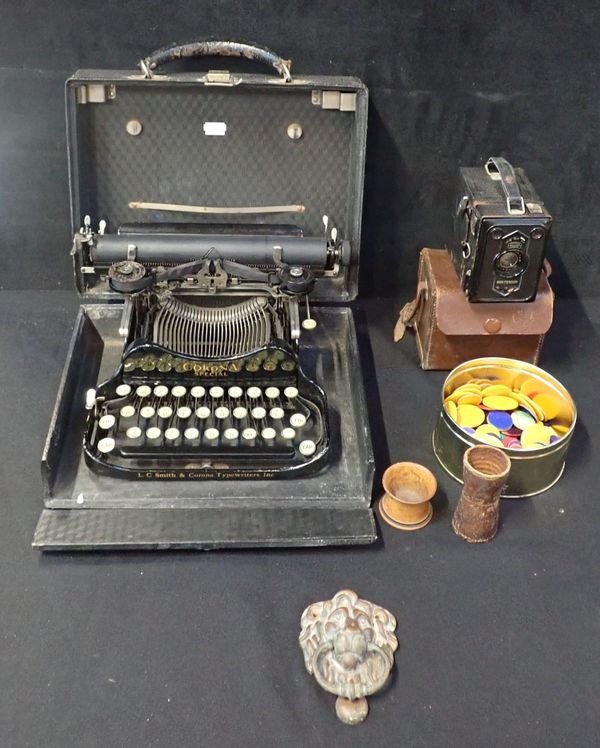 A CORONA SPECIAL PORTABLE TYPEWRITER, CASED