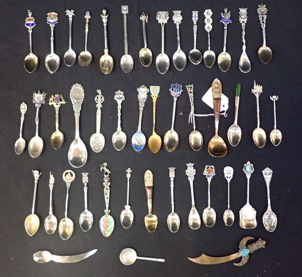 A LATE VICTORIAN SILVER 'LONDON' SOUVENIR TEASPOON