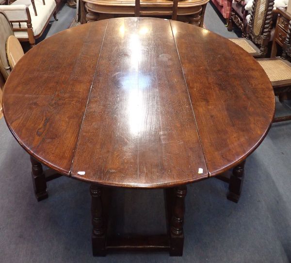 A LARGE 17TH CENTURY STYLE OAK GATELEG TABLE