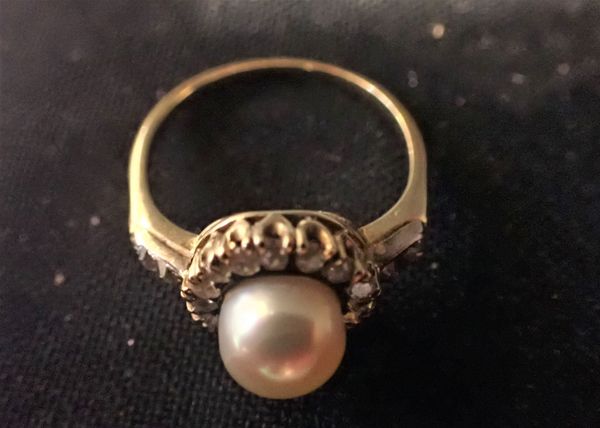 A GOLD COLOURED METAL, DIAMOND AND PEARL CABOCHON RING