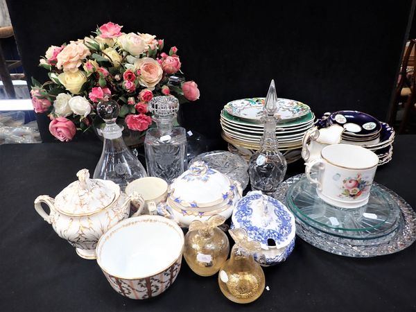 A COLLECTION OF CERAMICS AND GLASSWARE