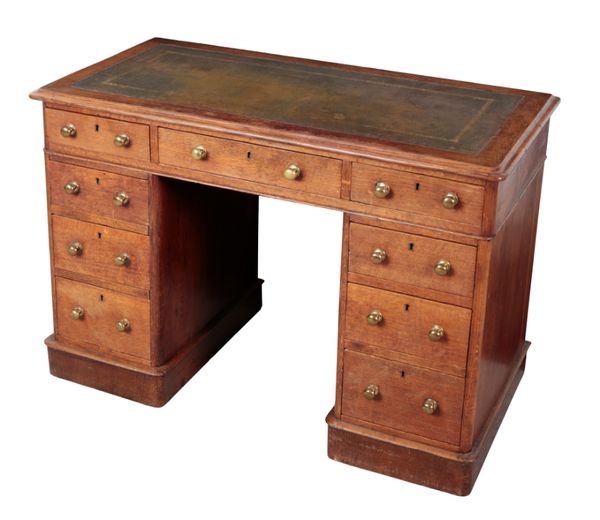 A VICTORIAN OAK KNEEHOLE DESK