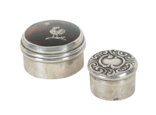 A GEORGE V SILVER CYLINDRICAL PILL BOX