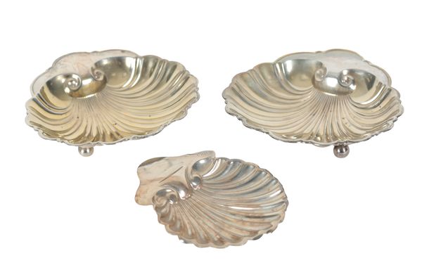 A PAIR OF AMERICAN STERLING SILVER SCALLOP SHAPE BUTTER DISHES