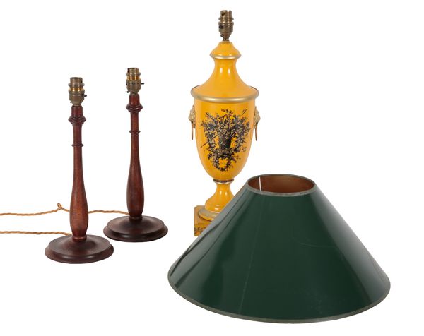 A 20TH CENTURY ITALIAN YELLOW PAINTED AND PARCEL GILT TOLE WARE STYLE TABLE LAMP