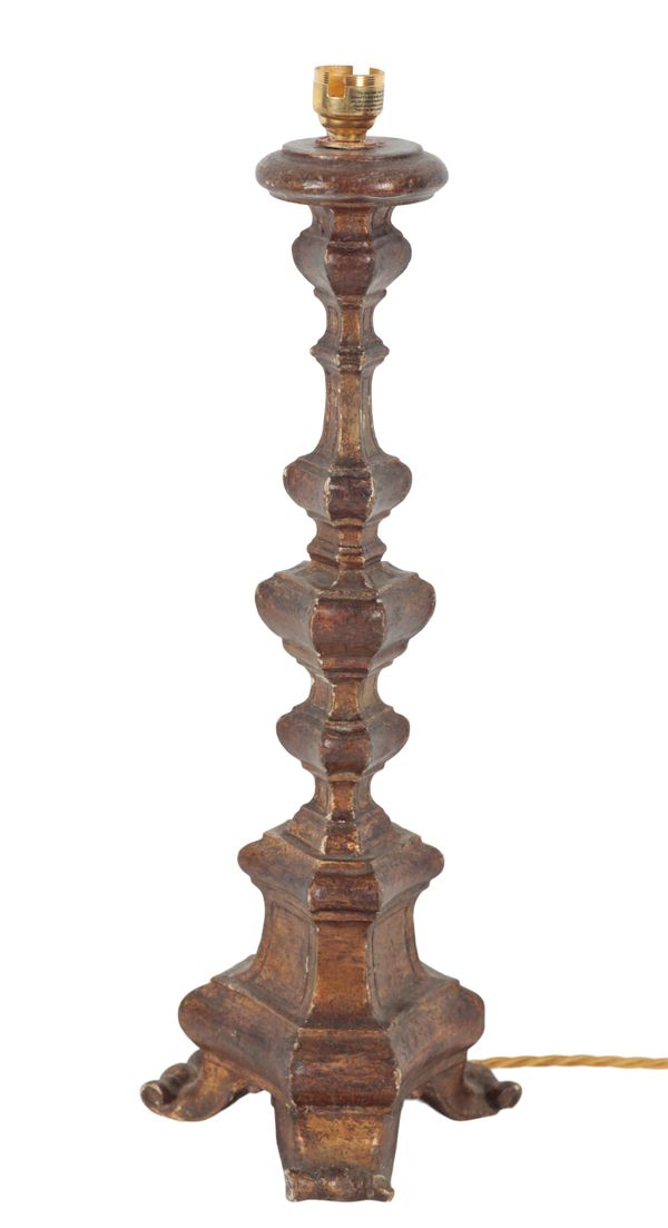 AN 18TH CENTURY GILTWOOD CANDLESTICK OF BAROQUE DESIGN