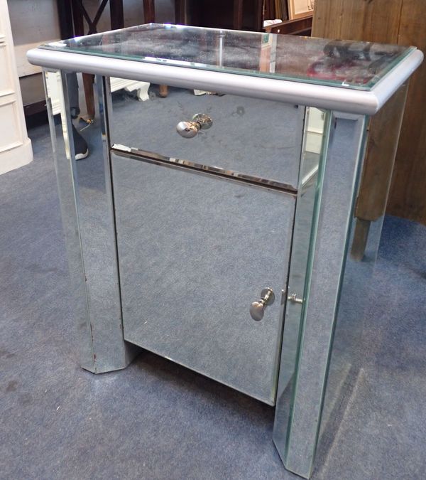 AN ART DECO STYLE MIRRORED BEDSIDE CABINET