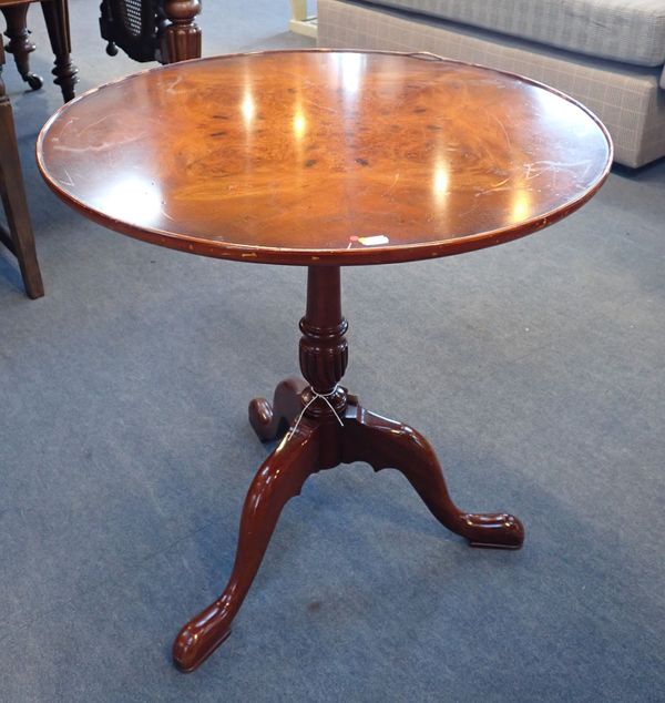 A REPRODUCTION MAHOGANY 'BIRDCAGE' ACTION TRIPOD TABLE