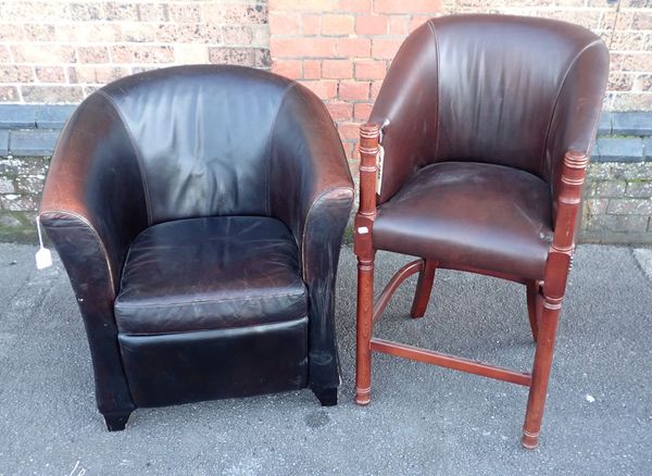 A MODERN LEATHER UPHOLSTERED TUB CHAIR