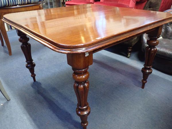 A VICTORIAN MAHOGANY EXTENDING  DINING TABLE