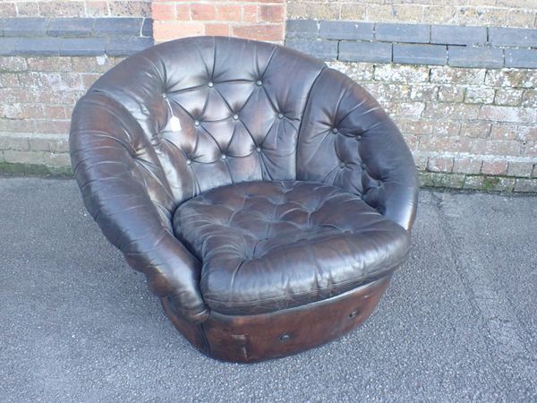 A 1960S STYLE LEATHER UPHOLSTERED SAUCER CHAIR