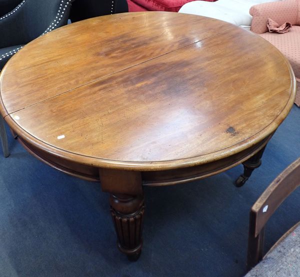 A VICTORIAN MAHOGANY CIRCULAR DINING TABLE