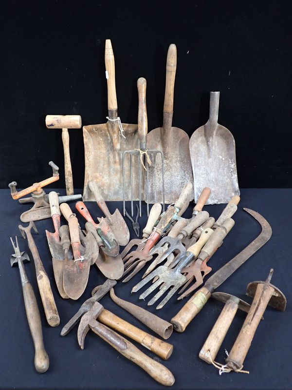A COLLECTION OF VINTAGE GARDEN HAND TOOLS