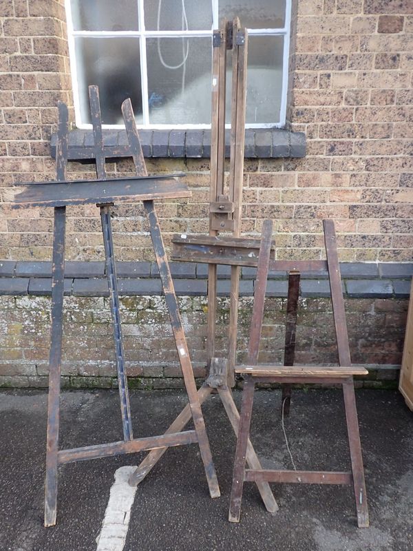 A VINTAGE ARTIST'S EASEL