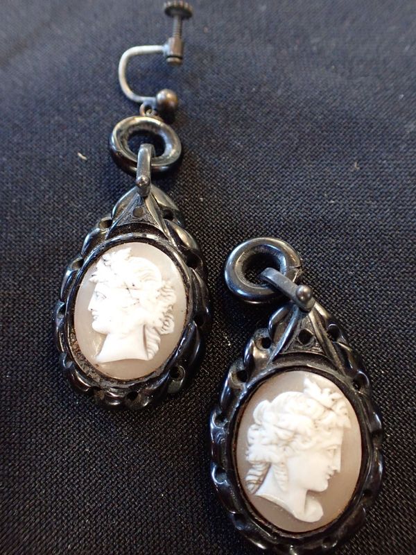 A PAIR OF VICTORIAN JET AND CAMEO EARRINGS