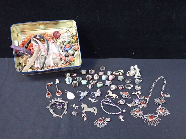 A COLLECTION OF SILVER AND WHITE METAL JEWELLERY