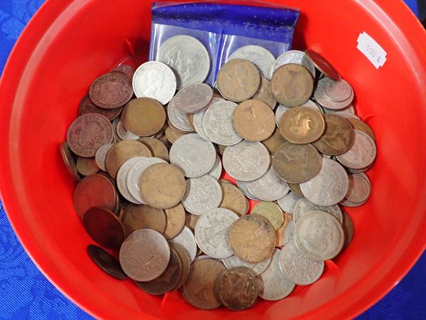 A QUANTITY OF MIXED COINS