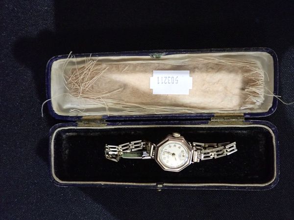 A LADY'S ACCURIST 9CT ART DECO WRISTWATCH