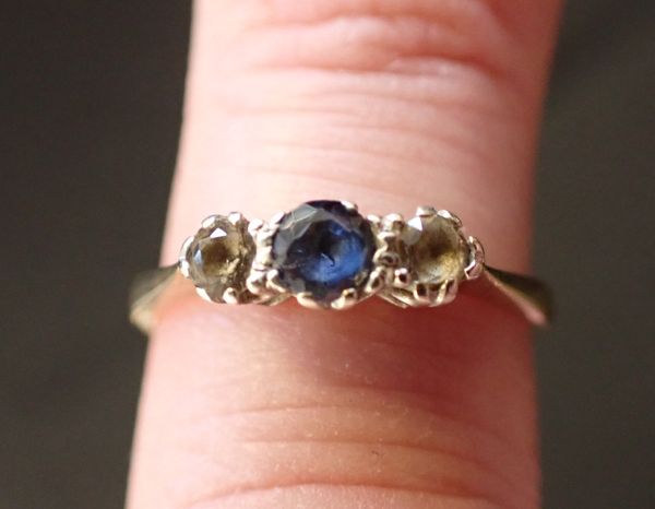 A 9CT GOLD SAPPHIRE AND SPINEL THREE STONE RING