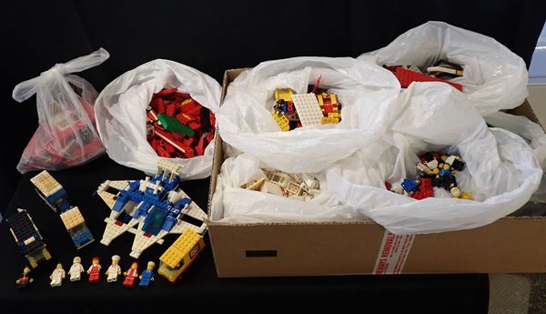 A QUANTITY OF MIXED LEGO