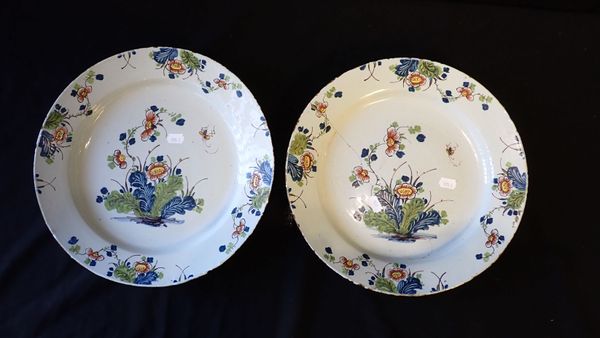 A PAIR OF 18TH CENTURY POLYCHROME DELFTWARE CHARGERS