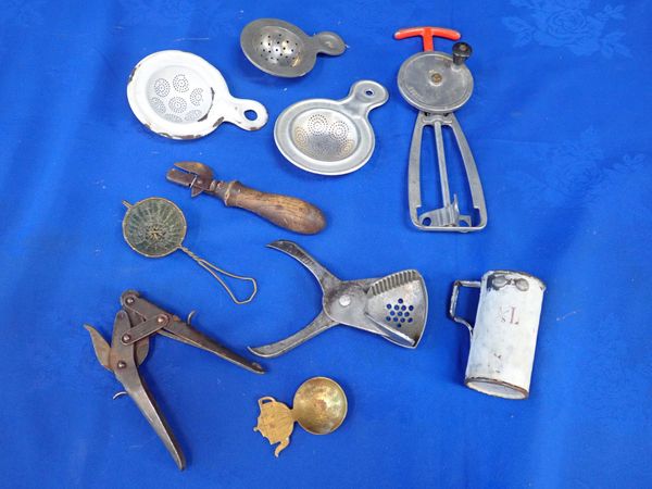 A COLLECTION OF VINTAGE KITCHEN TOOLS