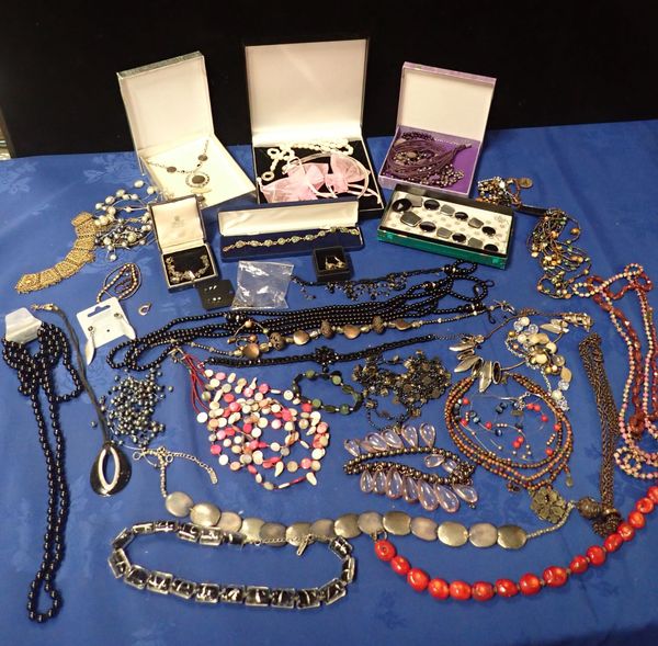 A COLLECTION OF COSTUME JEWELLERY