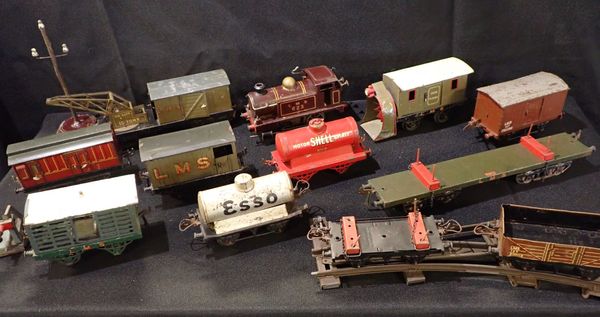 A HORNBY '0' GAUGE CLOCKWORK LOCOMOTIVE