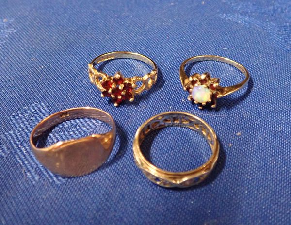 A COLLECTION OF THREE 9CT GOLD DRESS RINGS