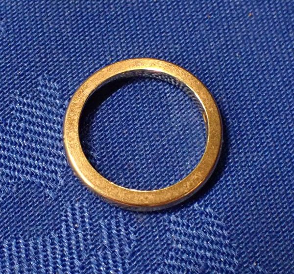 AN 18CT GOLD WEDDING BAND,