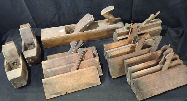 A COLECTION OF ANTIQUE WOODWORKING PLANES