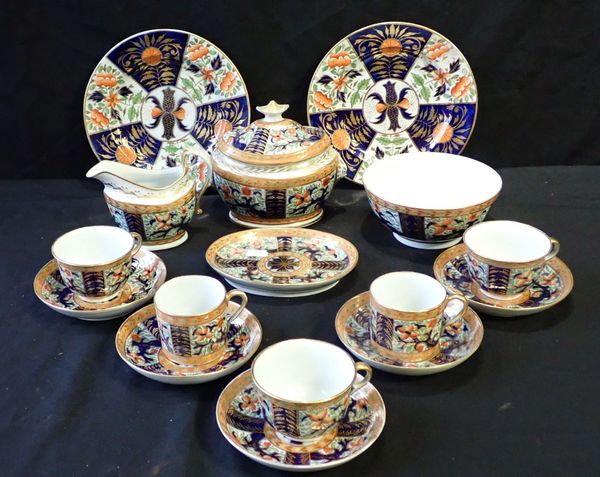 AN IMARI PATTERN COALPORT PART TEA SERVICE, EARLY 19TH CENTURY