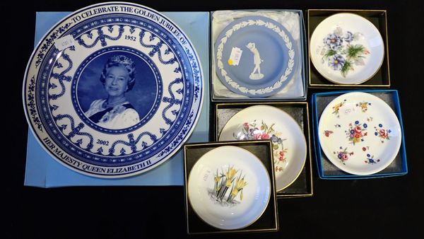 A WEDGWOOD FEMALE GOLFER DISH, AND OTHER ITEMS