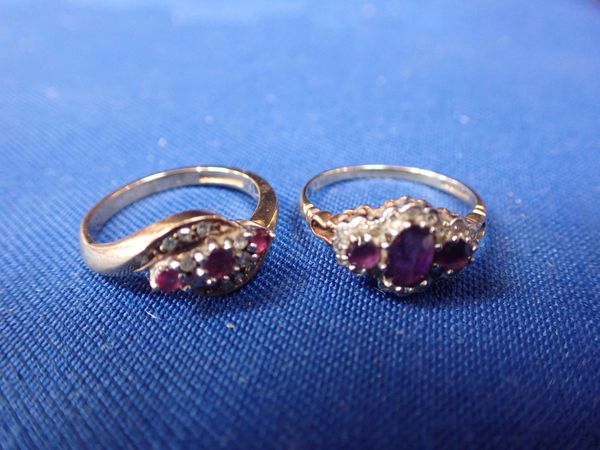 A 9CT GOLD, AMETHYST AND DIAMOND CHIP RING