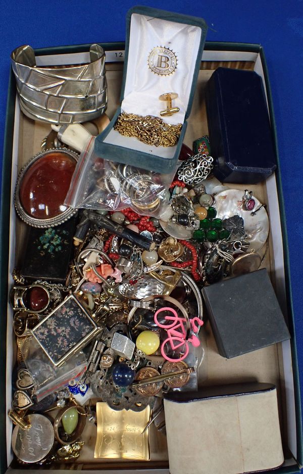 A COLLECTION OF COSTUME AND DECORATIVE JEWELLERY