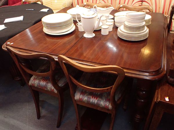 A VICTORIAN MAHOGANY DINING TABLE