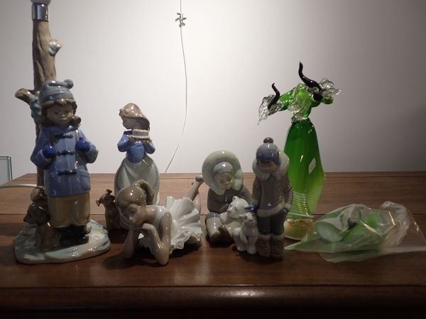 A SMALL COLLECTION OF LLADRO FIGURES