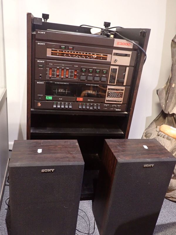 A SONY HI-FI SYSTEM WITH SPEAKERS