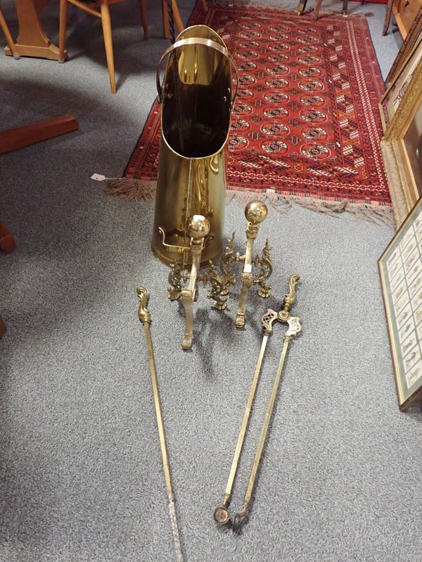 A PAIR OF BRASS ANDIRONS