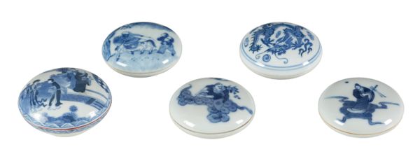 A GROUP OF FIVE CHINESE BLUE AND WHITE PORCELAIN SEAL PASTE BOXES
