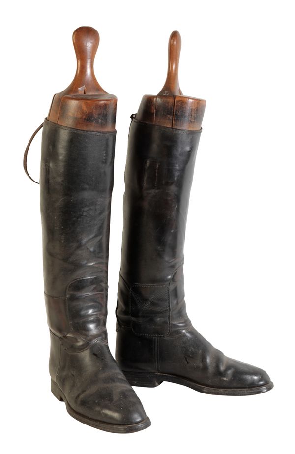 A PAIR OF GENTLEMAN'S BLACK LEATHER RIDING BOOTS