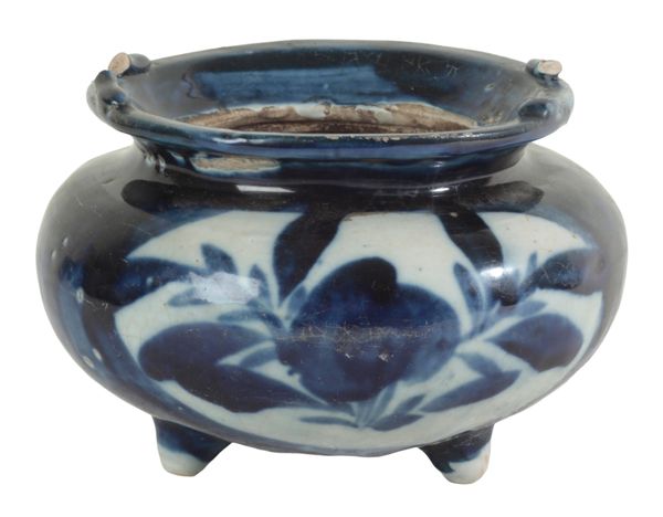 A CHINESE PORCELAIN BLUE AND WHITE TRIPOD CENSER